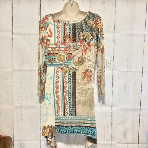 Me‘chant  Tunic top tan blue floral shark bite M - Picture 6 of 9